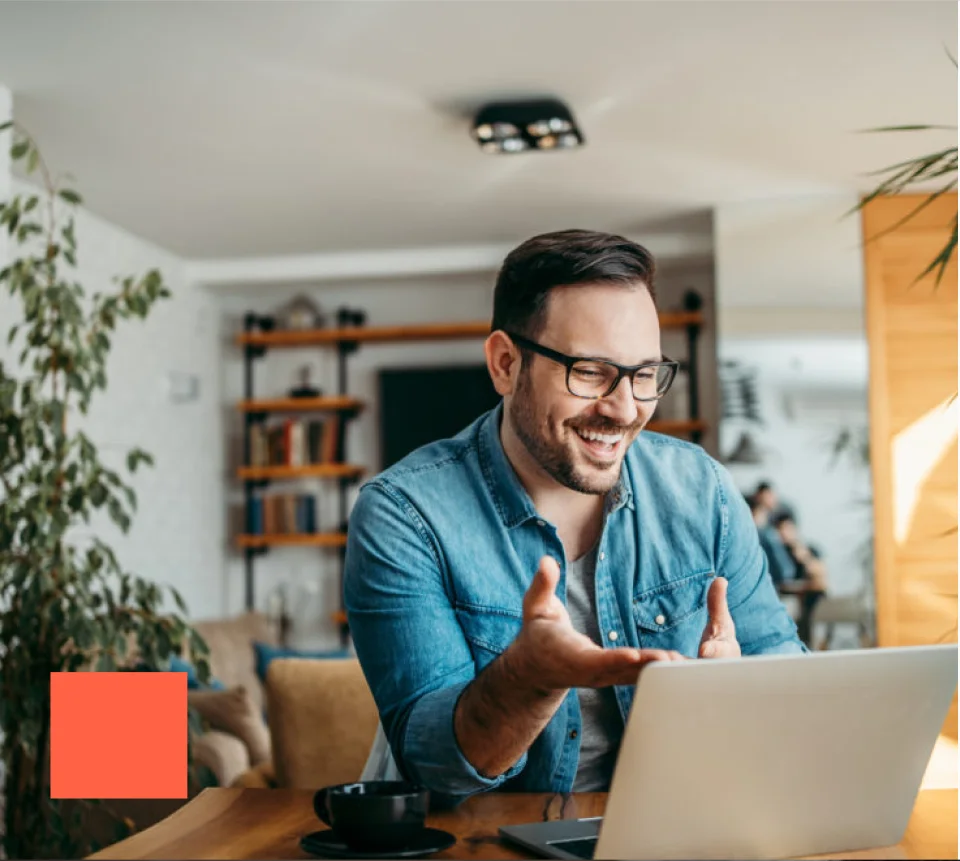 Photo d'un homme sur un ordinateur en formation